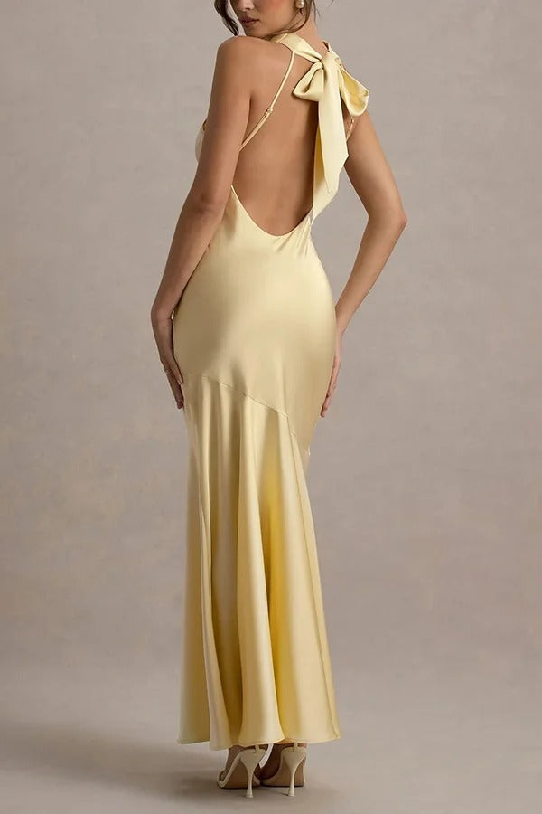 Robe longue en satin à col bénitier et nœud papillon au dos, sophistiquée et intemporelle