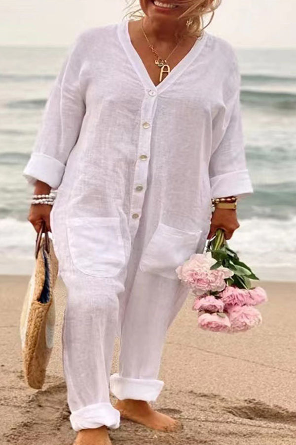 Lässiger, einfarbiger Jumpsuit mit V-Ausschnitt und Knopfleiste und Taschen in der Mitte der Taille 