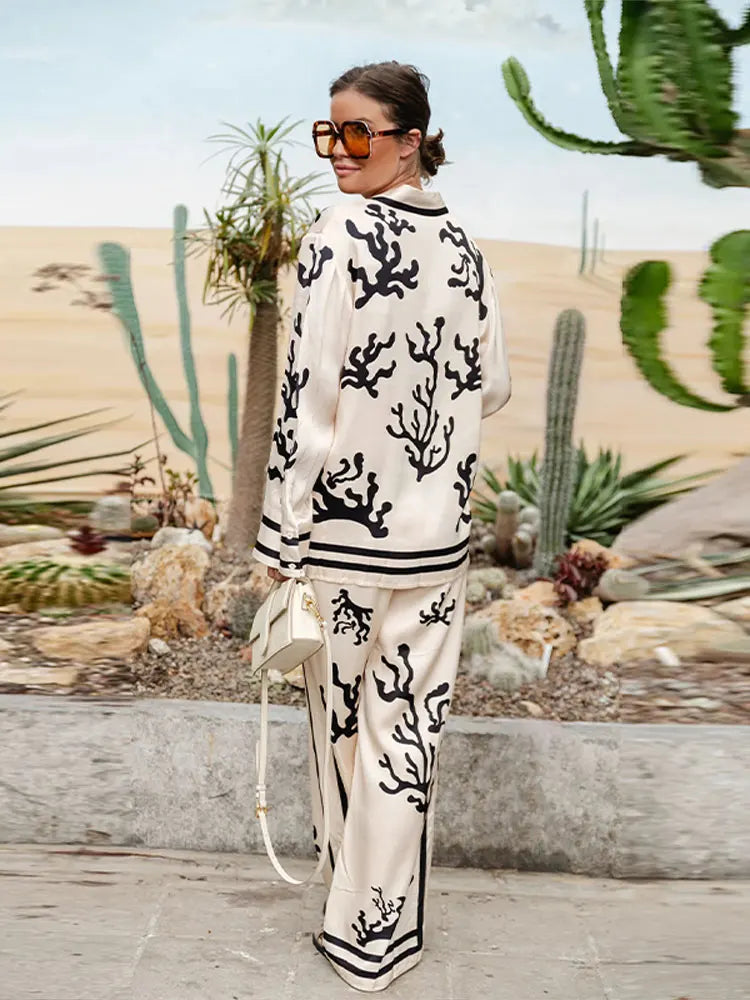 LEICHTE UND KOMFORTABLE SATINHOSE MIT EINZIGARTIGEM DRUCK, ELASTISCHER TAILLE, TASCHEN UND WEITEM BEIN 