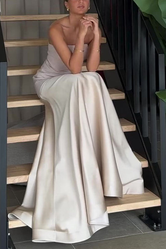 Robe longue évasée bustier en satin patchwork à l'élégance intemporelle