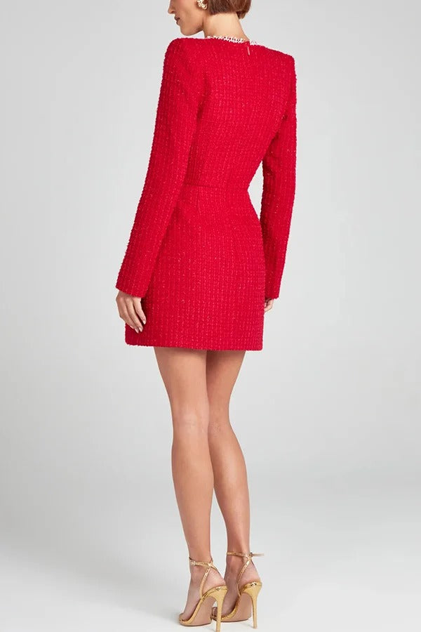 Robe courte en tweed girly et glamour, avec bordure en perles, manches longues fendues et poches