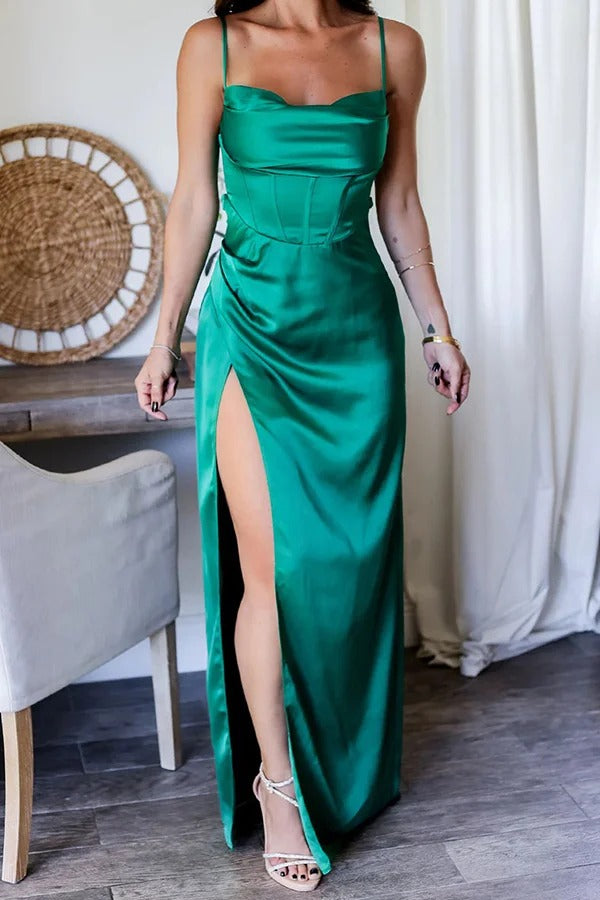 Robe longue fendue en satin à col bénitier et au toucher luxueux et intemporel