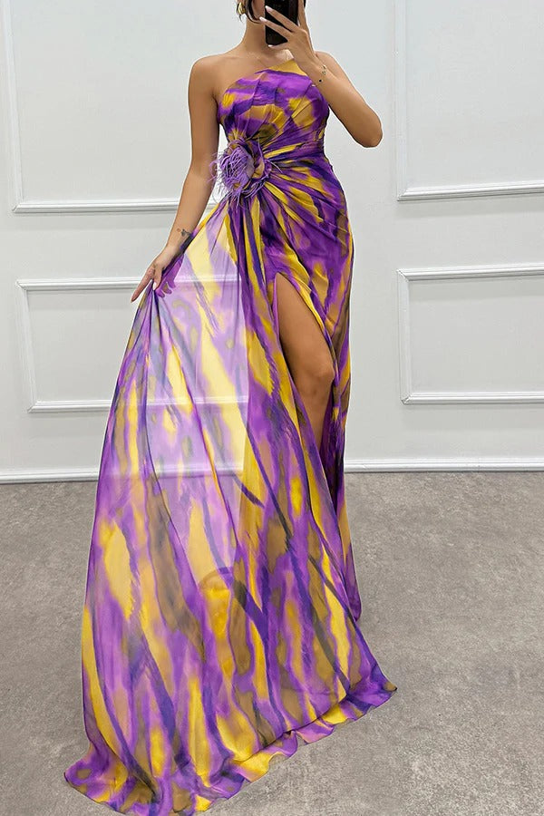 Robe longue plissée fendue à épaules dénudées et imprimé aquarelle avec plumes et détails roses