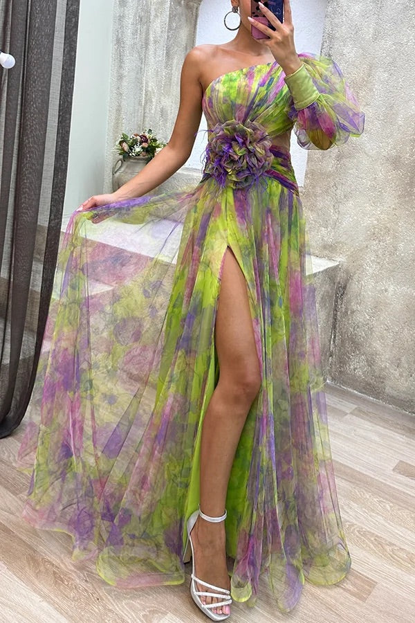 Robe longue plissée à fleurs en tulle et fente à une épaule 