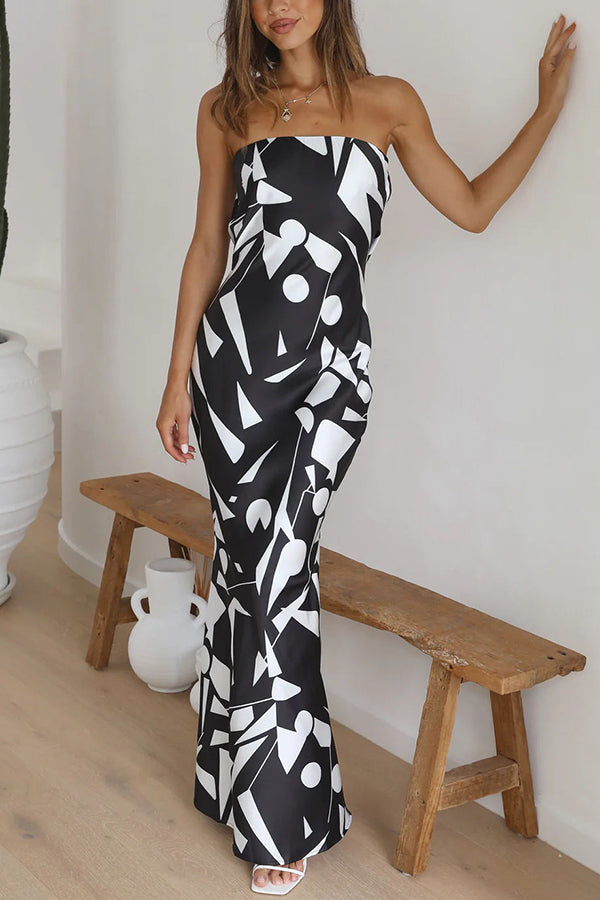Cassy – Schulterfreies Maxikleid aus Satin mit geometrischem Print
