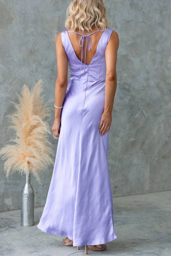 Robe longue Chic Muse en satin de couleur unie avec col bénitier et lien au dos