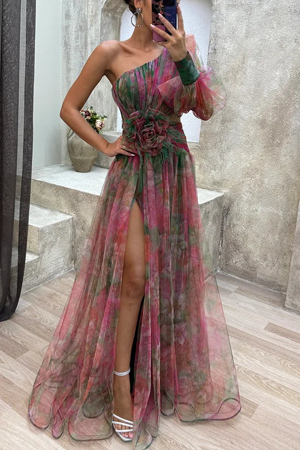 Robe longue plissée à fleurs en tulle et fente à une épaule 