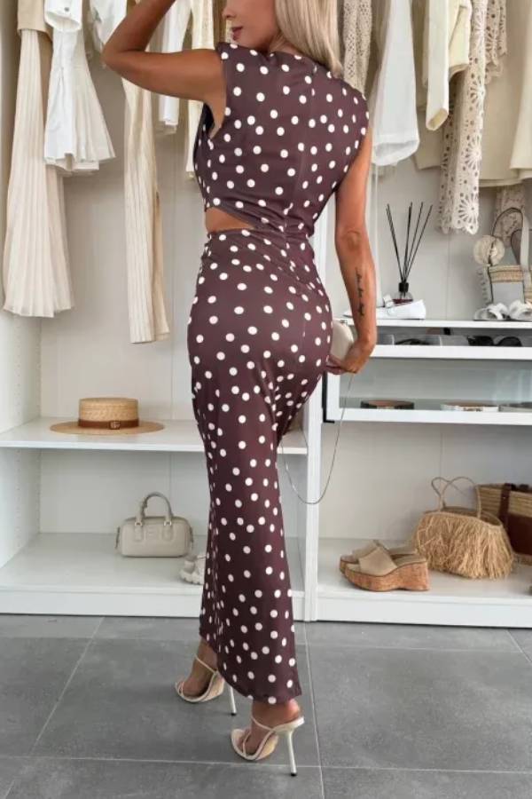 Roxane Stretch-Maxikleid mit gepunktetem Muster, Schulterpolstern, Metallausschnitten an der Taille und Schlitz
