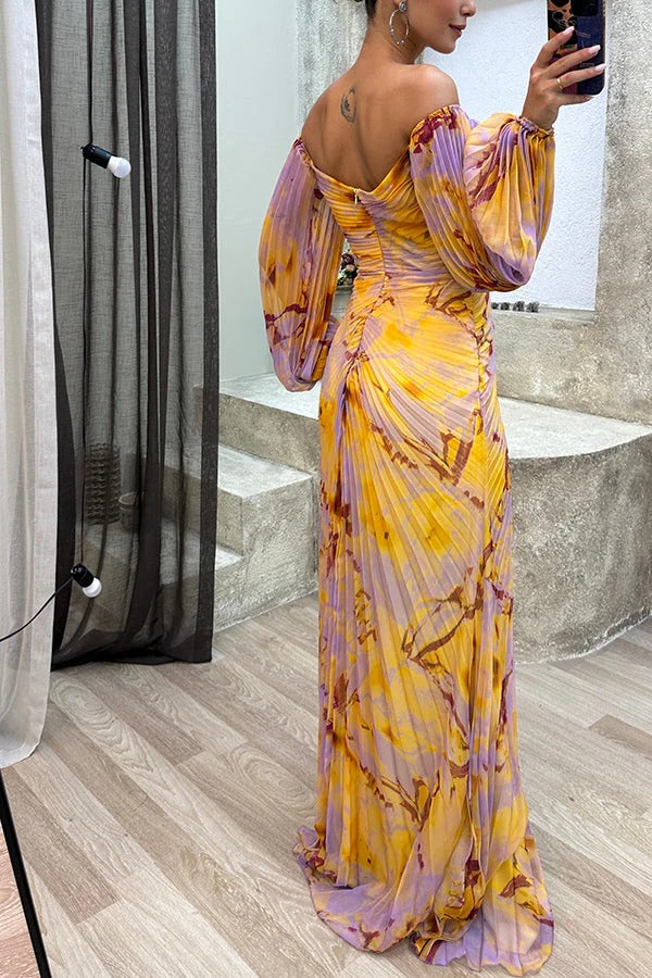 Sunset Serenade – Bedrucktes, schulterfreies Maxikleid mit Plissee und Schlitz und Rautenverzierung