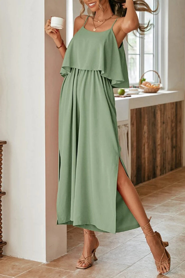 Bequemer Jumpsuit mit Schlitz und Rüschen und Hosenträgern 