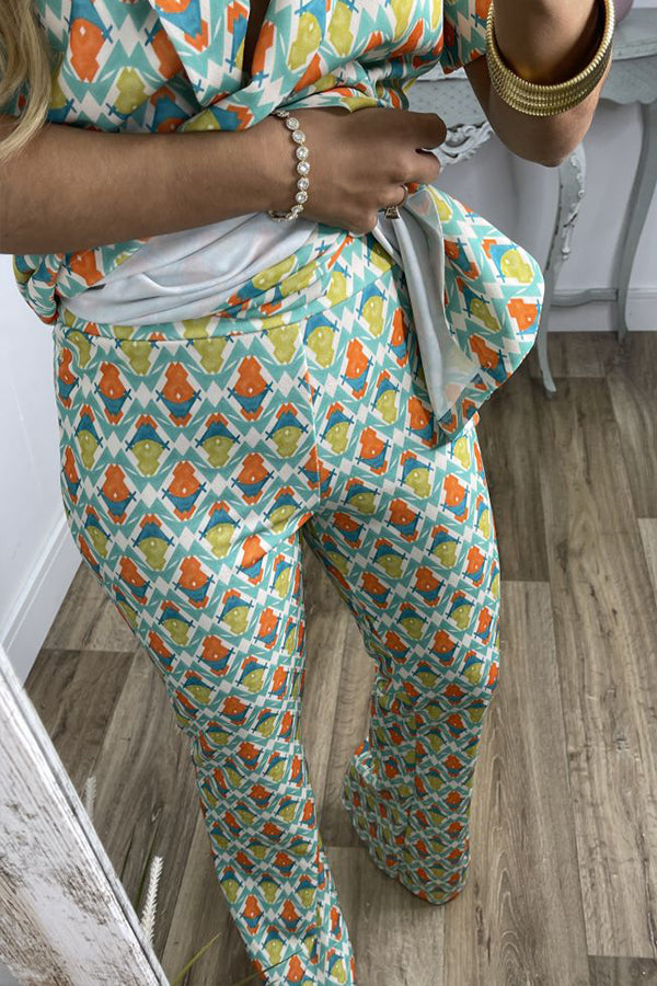 ADARA Modisches Anzug-Set mit Puffärmeln und V-Ausschnitt und Micro-Booty-Hosen 