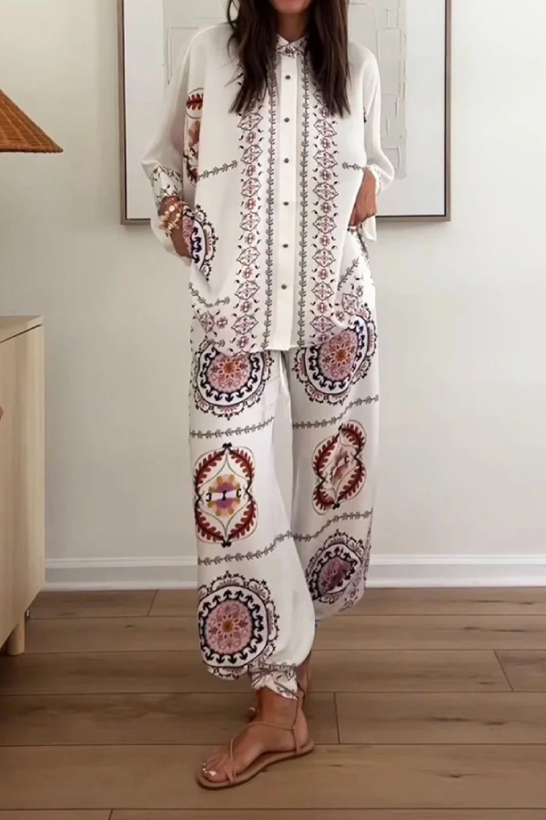 Zweiteiliges Set aus Hemd und Hose mit modischem Positionierungsdruck