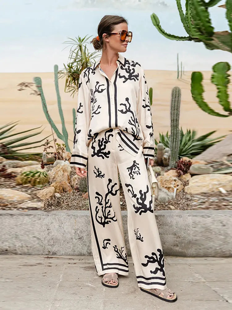 VOM SCHREIBTISCH ZUM ABENDESSEN SATIN-OVERSIZE-BLUSE MIT EINZIGARTIGEM DRUCK UND BUTTON-DOWN-MUSTER 