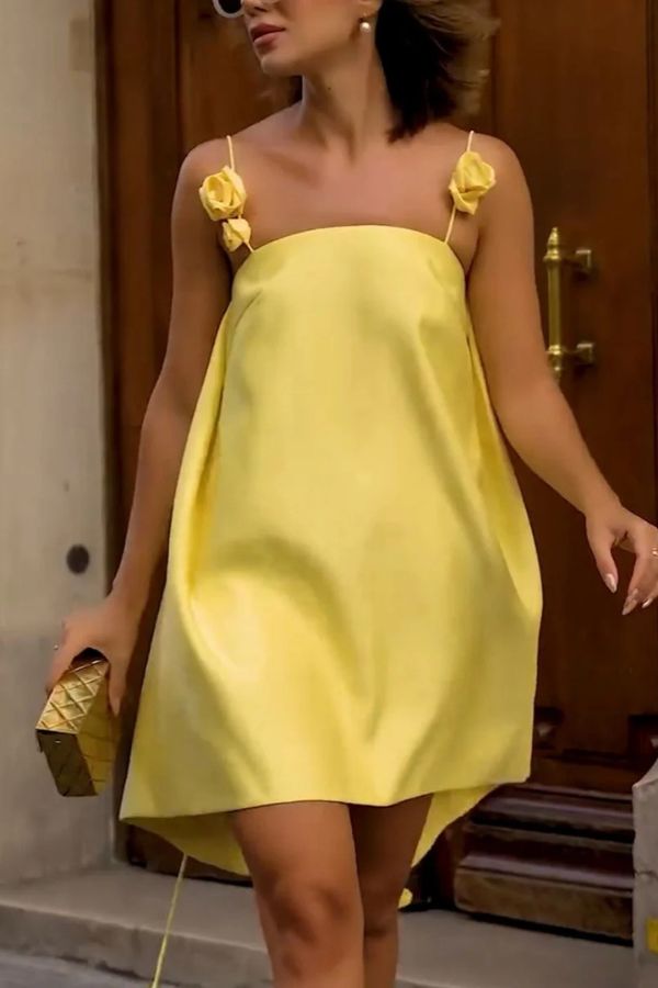 Schickes, lockeres Minikleid mit Blumenmuster und Strapsen 