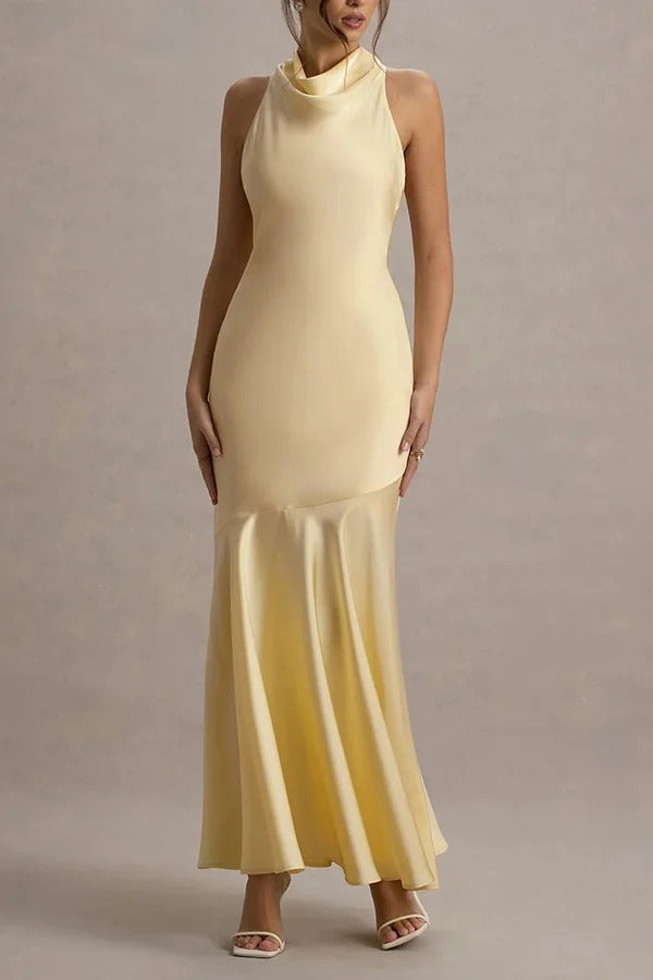 Zeitlose Eleganz – Neckholder-Maxikleid aus Satin mit Wasserfallausschnitt und Bindeband auf der Rückseite