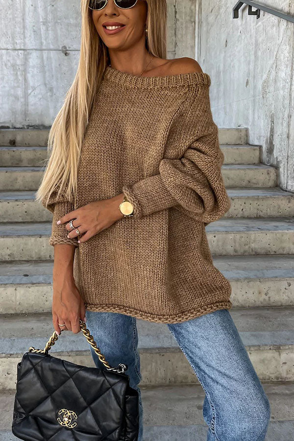 Pull ample à col large et ambiance urbaine décontractée 