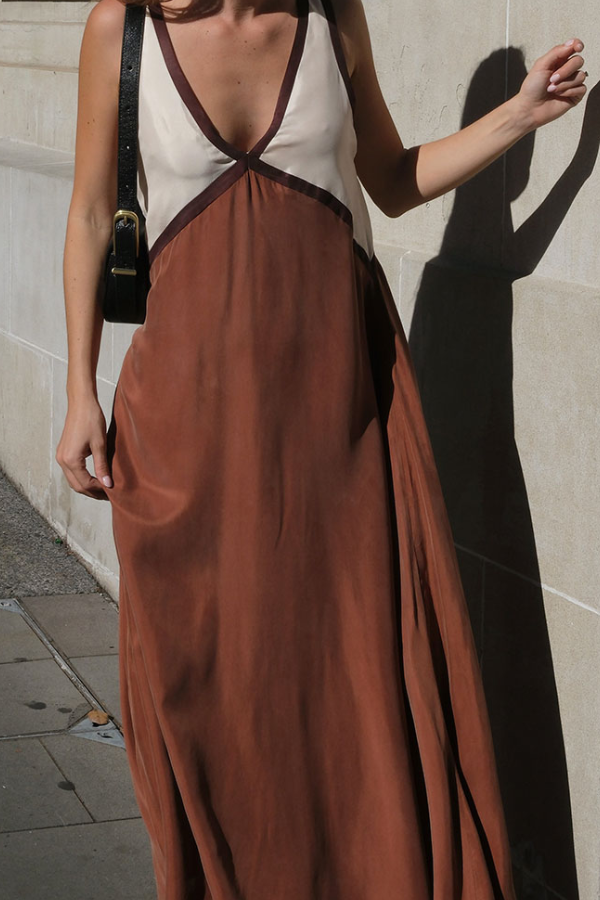 Robe chic à col en V et couleurs contrastées