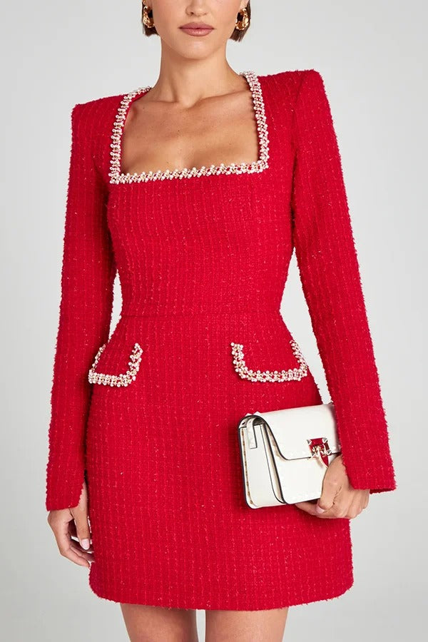 Robe courte en tweed girly et glamour, avec bordure en perles, manches longues fendues et poches