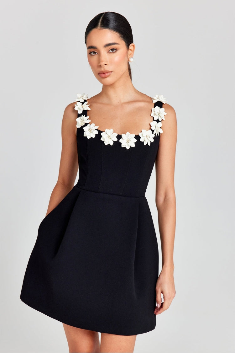 Robe courte Cindy à poches et col carré avec appliques de fleurs en fausses perles