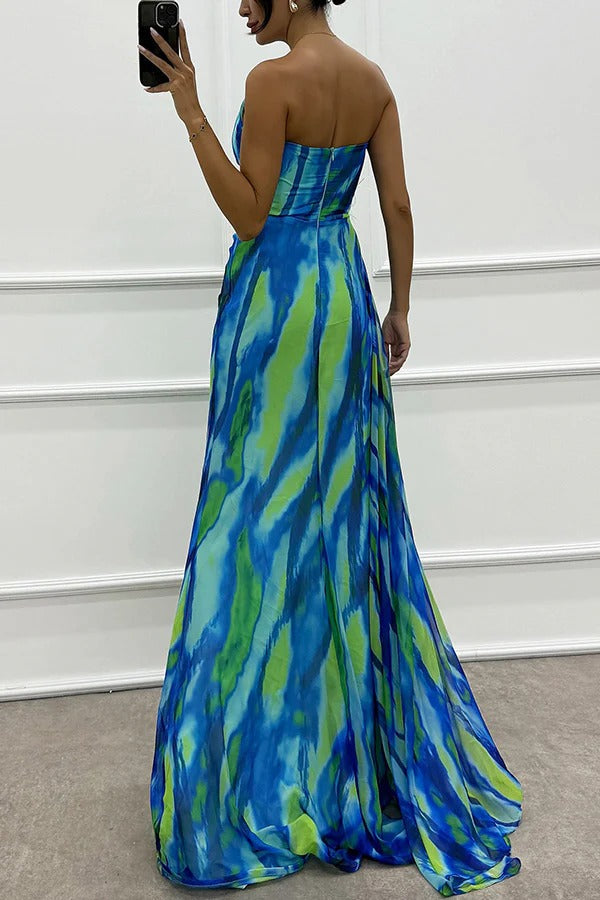Robe longue plissée fendue à épaules dénudées et imprimé aquarelle avec plumes et détails roses