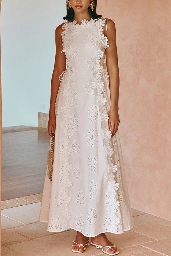 Robe longue à lacets sur les côtés et broderies Mairi en tissu creux avec bordure florale délicate