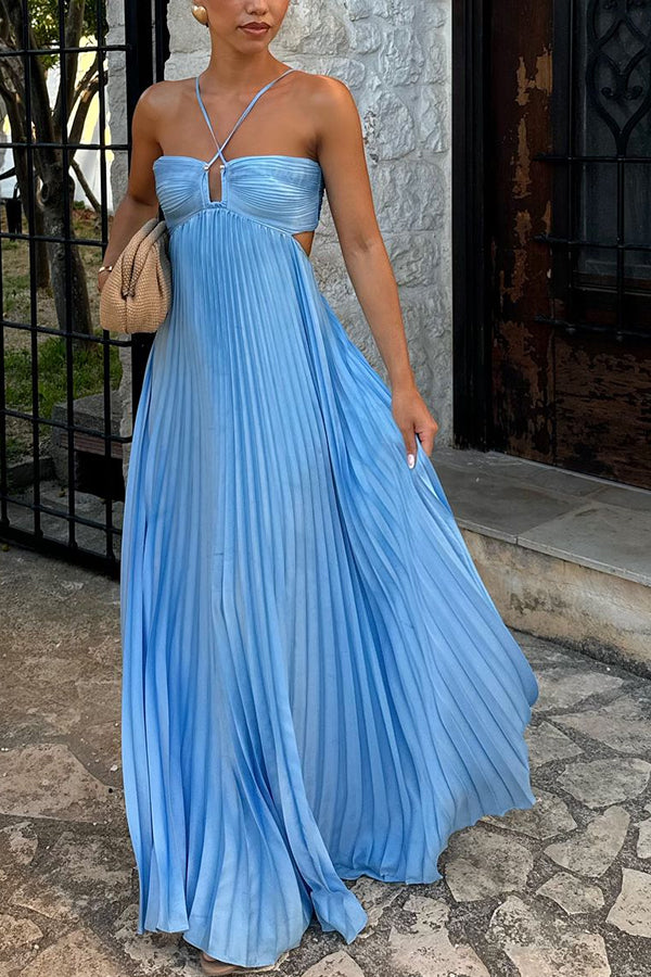 Robe longue fluide en satin plissé à bretelles croisées et découpes qui a attiré votre attention
