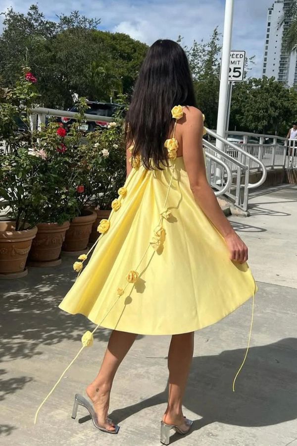 Schickes, lockeres Minikleid mit Blumenmuster und Strapsen 