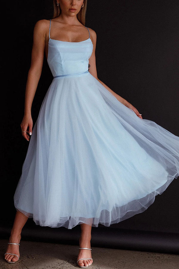 Midikleid aus Tüll im Daydream-Look mit Wasserfallausschnitt und Schnürung auf der Rückseite