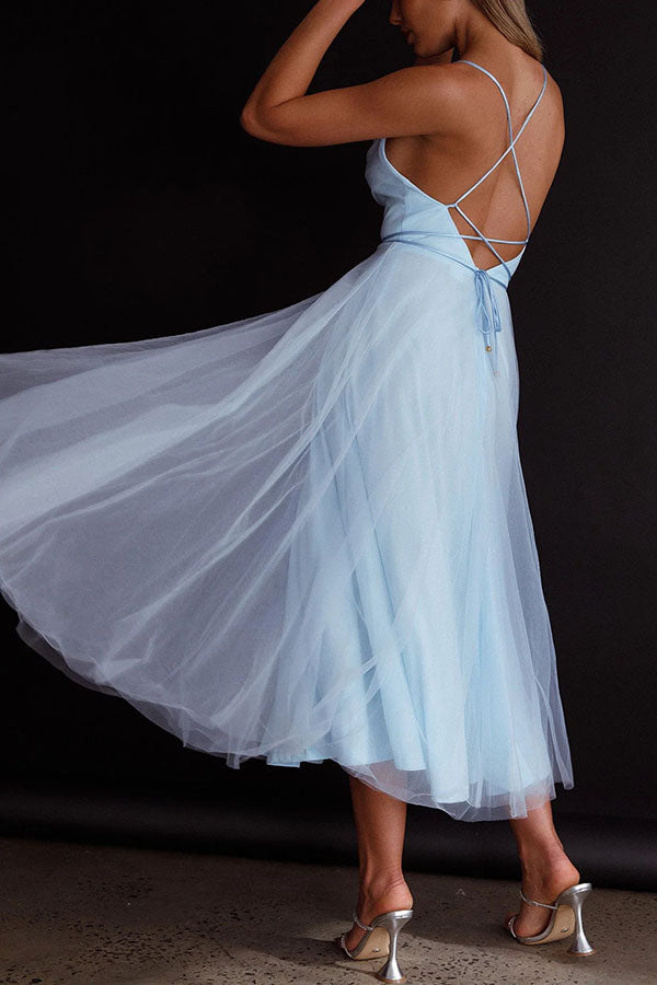 Midikleid aus Tüll im Daydream-Look mit Wasserfallausschnitt und Schnürung auf der Rückseite