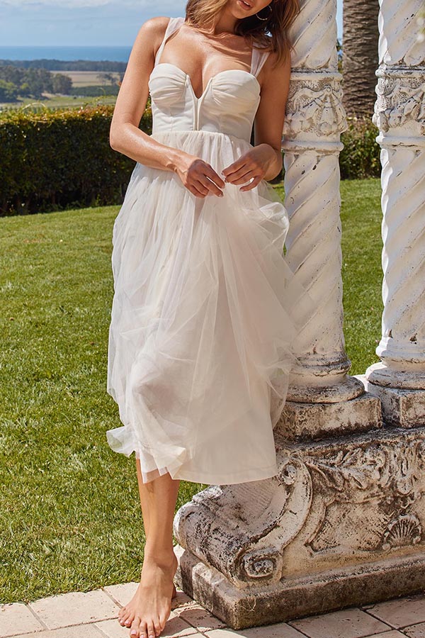 Robe mi-longue élégante en tulle à col en cœur et lacets dans le dos