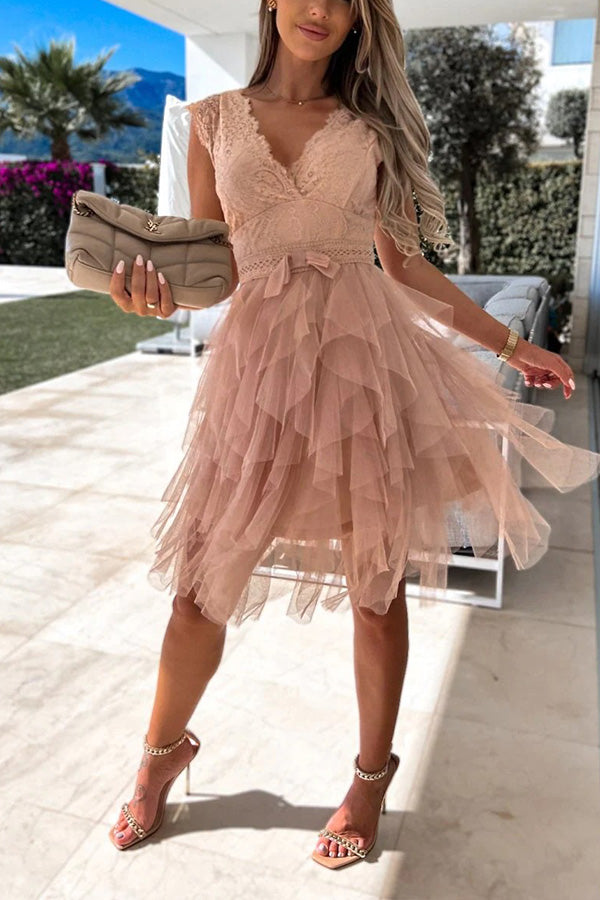 Robe mi-longue superposée sans manches en dentelle à col en V