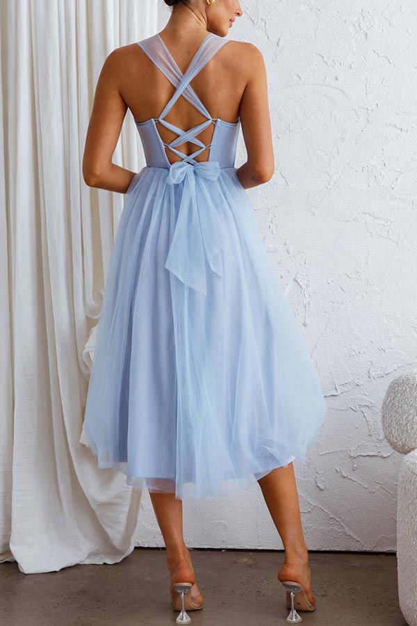 Robe mi-longue élégante en tulle à col en cœur et lacets dans le dos