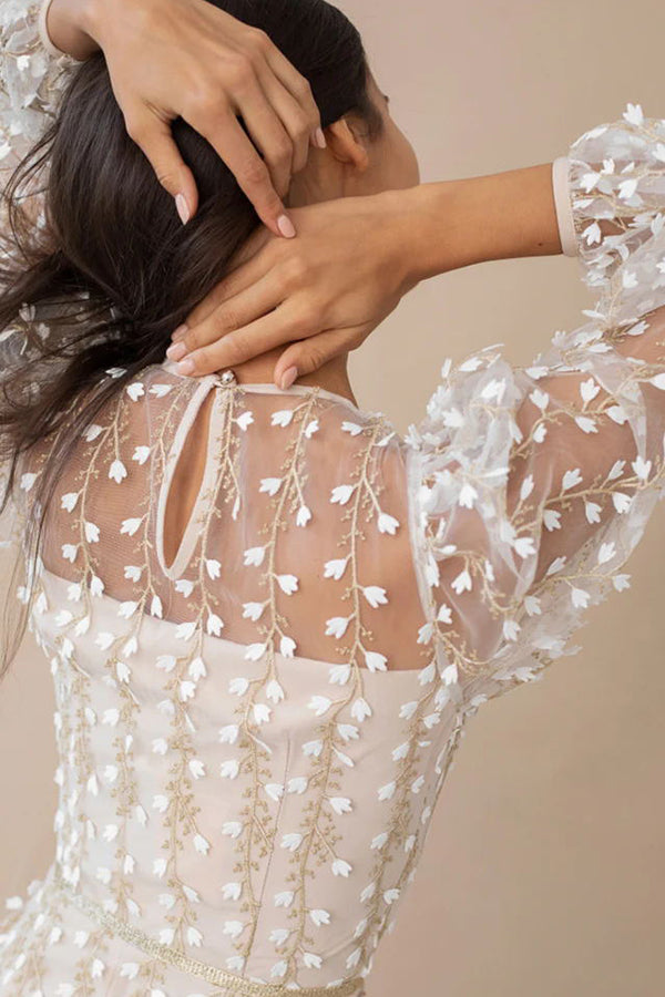 Floral Passions – Besticktes, figurbetontes Midikleid mit transparenten Ballonärmeln