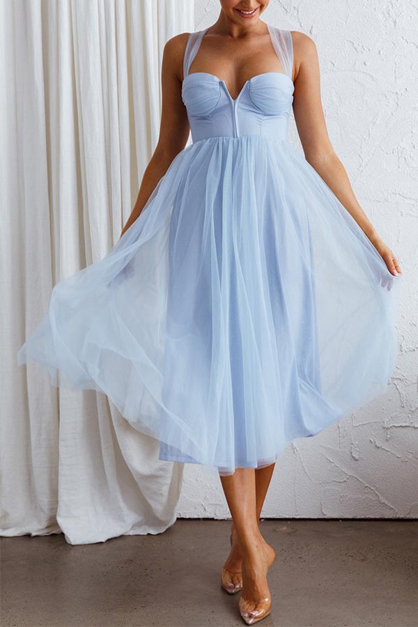 Robe mi-longue élégante en tulle à col en cœur et lacets dans le dos