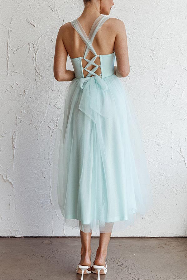Robe mi-longue élégante en tulle à col en cœur et lacets dans le dos