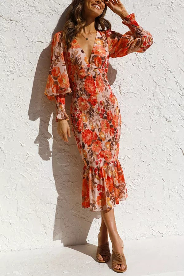 Robe mi-longue à fleurs et taille froncée