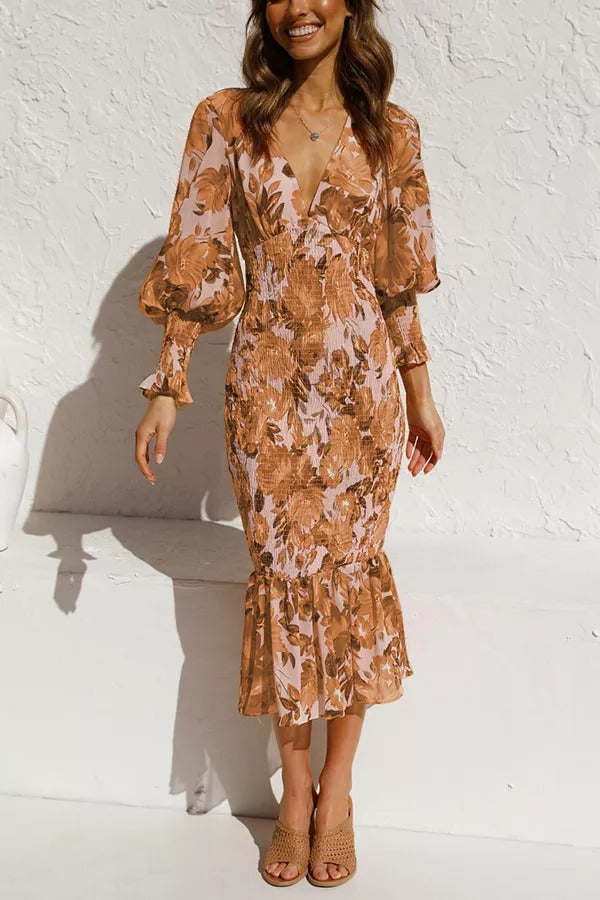 Robe mi-longue à fleurs et taille froncée