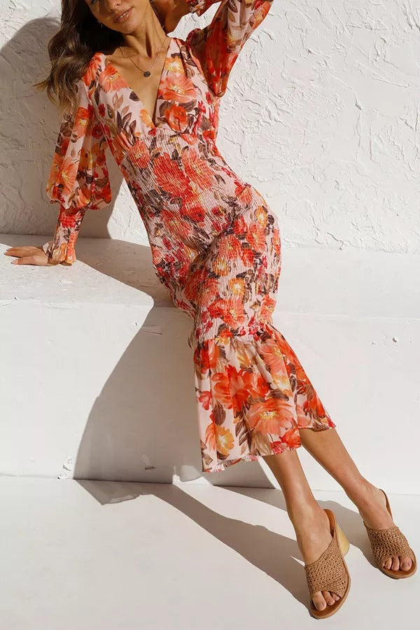 Robe mi-longue à fleurs et taille froncée