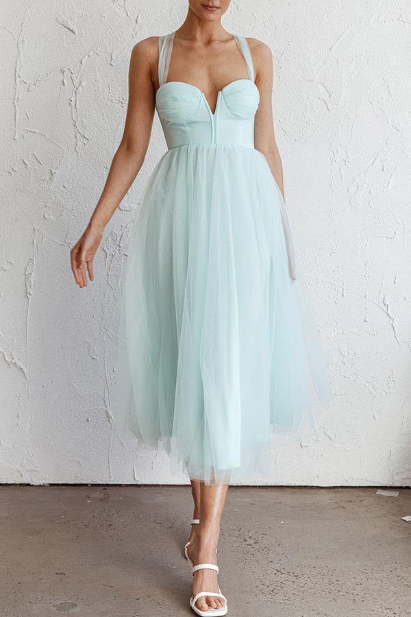 Robe mi-longue élégante en tulle à col en cœur et lacets dans le dos