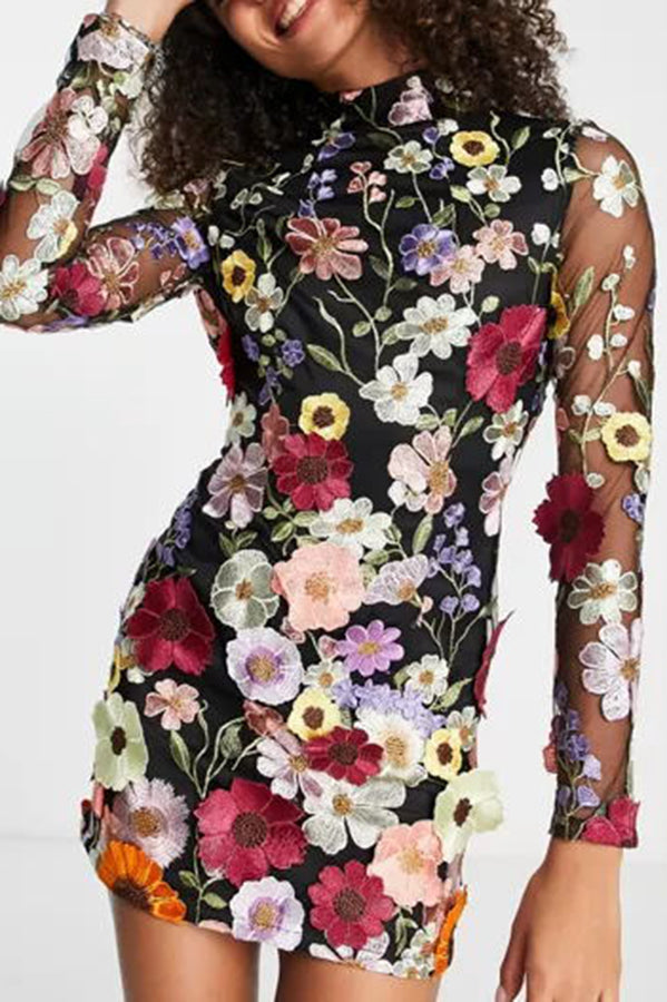 Elegant bezauberndes rückenfreies Minikleid mit langen Ärmeln und Blumenapplikation 