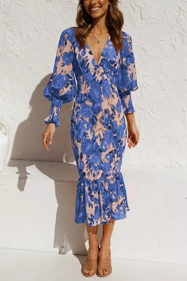 Robe mi-longue à fleurs et taille froncée