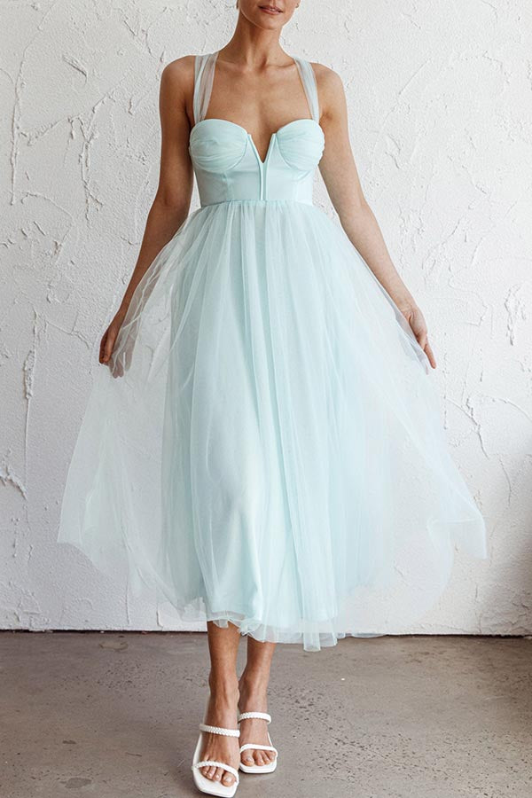 Robe mi-longue élégante en tulle à col en cœur et lacets dans le dos