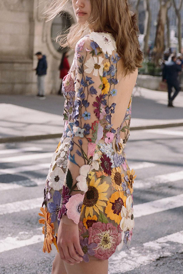 Elegant bezauberndes rückenfreies Minikleid mit langen Ärmeln und Blumenapplikation 