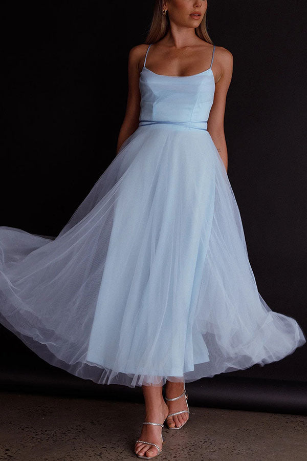 Midikleid aus Tüll im Daydream-Look mit Wasserfallausschnitt und Schnürung auf der Rückseite