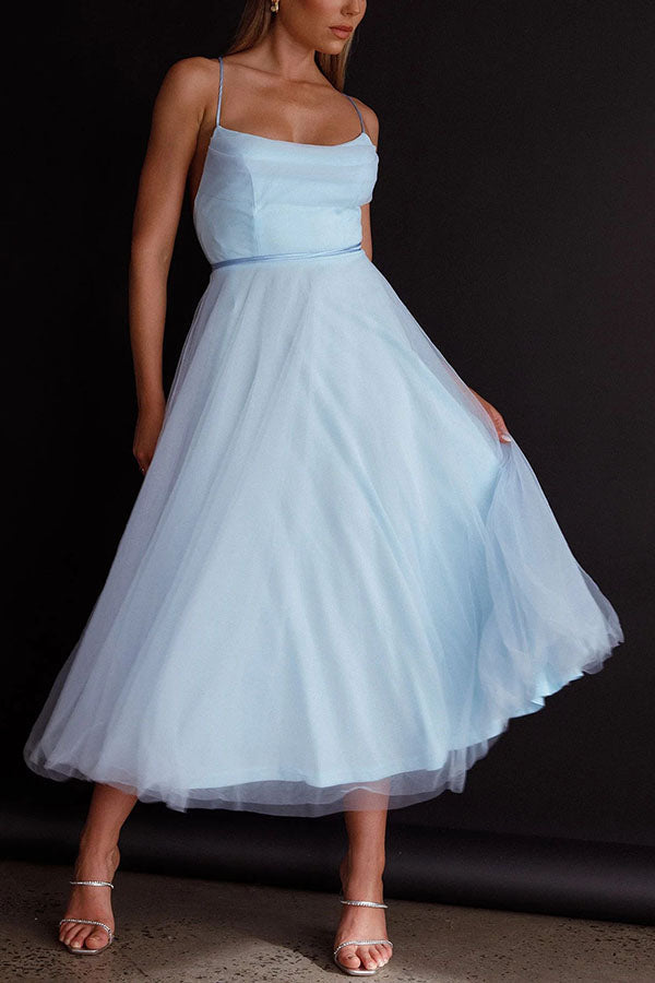 Midikleid aus Tüll im Daydream-Look mit Wasserfallausschnitt und Schnürung auf der Rückseite