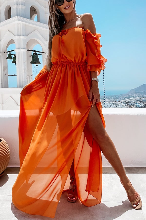 Jolie robe longue à volants et épaules dénudées de couleur douce