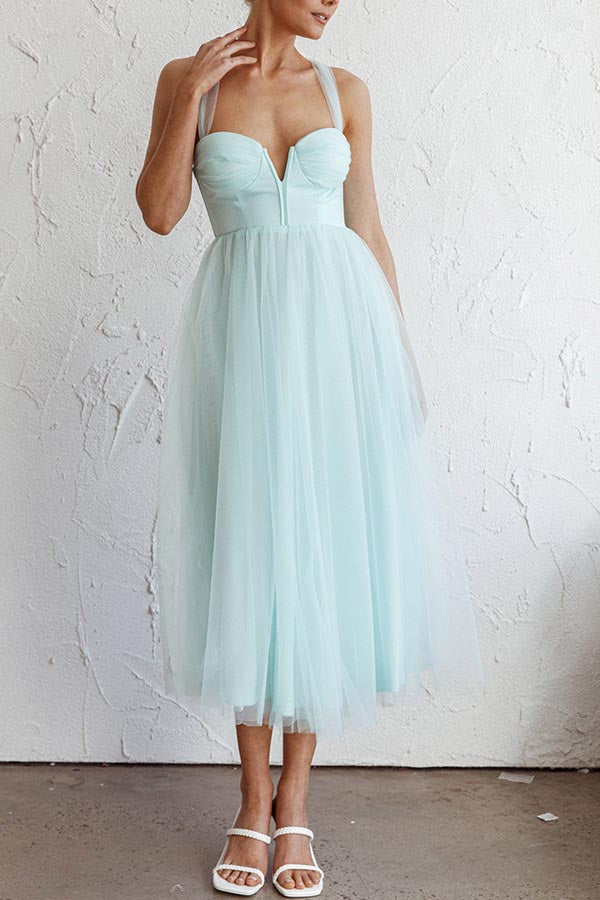 Robe mi-longue élégante en tulle à col en cœur et lacets dans le dos