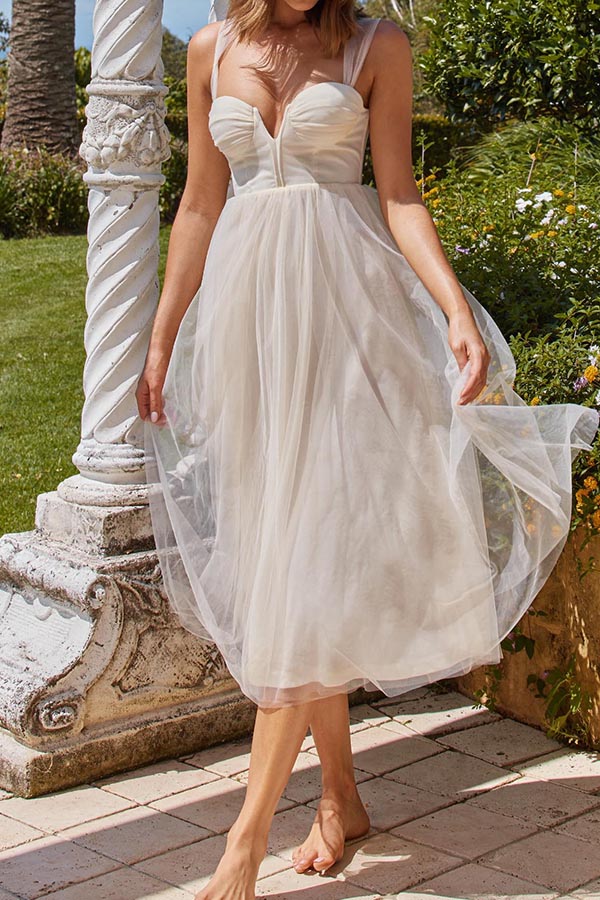 Robe mi-longue élégante en tulle à col en cœur et lacets dans le dos